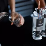 Barkeeper bereitet einen Cocktail mit Babylon Berlin Ambassadeur Gin und Libertinage Vodka zu