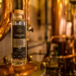 Babylon Berlin Ambassadeur Gin Flasche vor der Kupferbrennerei, Nahaufnahme