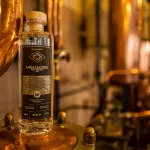 Babylon Berlin Ambassadeur Gin Flasche auf einer Kupferbrennblase