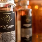 Nahaufnahme des Etiketts von Babylon Berlin Ambassadeur Gin mit Berlin-Stadtkarte