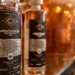 Babylon Berlin Ambassadeur Gin und Libertinage Vodka Flaschen, Etikett-Nahaufnahme vor der Brennerei