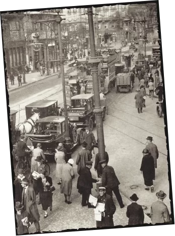Historisches Foto: belebte Straßenkreuzung in Berlin der 1920er Jahre mit Passanten, Pferdefuhrwerk und Automobilen