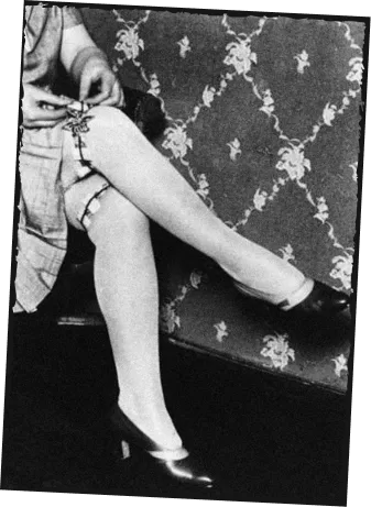 Historisches Foto: Frau befestigt in den 1920er Jahren einen Strumpfhalter