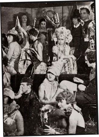 Historisches Foto: Gruppe kostümierter Cabaret-Darsteller mit aufwendigem Kopfschmuck