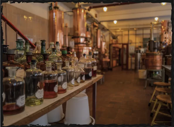 Werkstattregal mit Zutaten-Flaschen und Kupferdestillen in der Babylon Berlin Brennerei