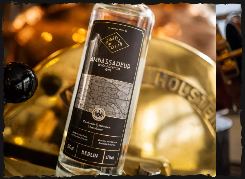 Babylon Berlin Ambassadeur Gin Flasche vor einer Kupferbrennblase